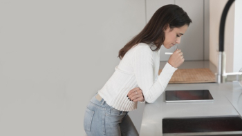 Copy-space woman in kitchen with tablet Free Photo