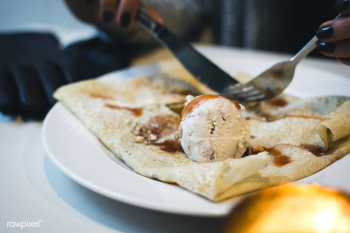 Crepe with ice cream topped with hot caramel | Free public domain photo - 448306 Crepe with ice cream topped with hot caramel | Free public domain photo - 448306