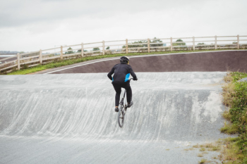 Cyclist riding bmx bike in skatepark Free Photo