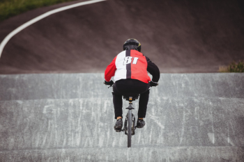 Cyclist riding bmx bike in skatepark Free Photo