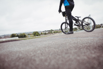 Cyclist standing with bmx bike at starting ramp Free Photo