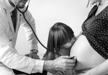 Daughter kissing pregnant mother&#39;s belly .. | Free stock photo - 381881