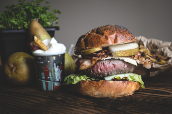 Delicious burger with pears and bacon Delicious burger with pears and bacon