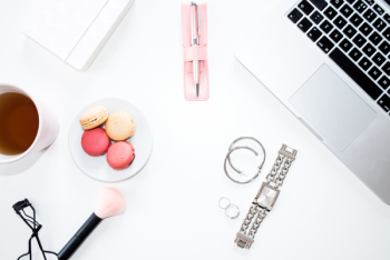 Desktop with pink details Desktop with pink details