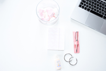 Desktop with pink details Desktop with pink details