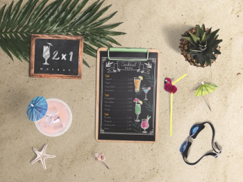 Editable flat lay clipboard mockup with summer elements Free Psd