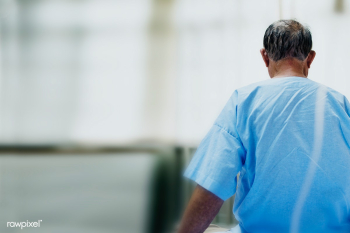 Elderly man in quarantine due to Coronavirus infection | Free photo - 2300055 Elderly man in quarantine due to Coronavirus infection | Free photo - 2300055