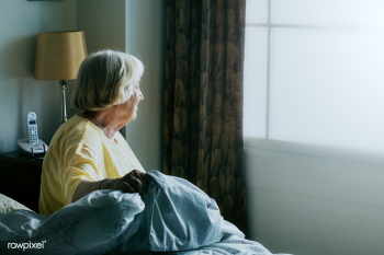 Elderly woman alone at home during social isolation due to Covid-19 pa.. | Free  photo - 2300323