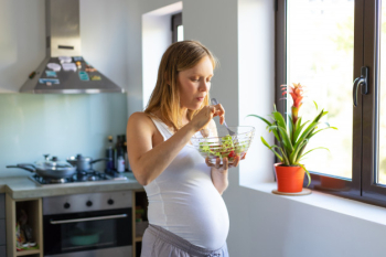 Expectant mother excited with organic lunch Free Photo