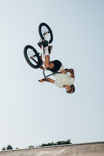 Extreme bicycle rider performing dangerous jumps Free Photo