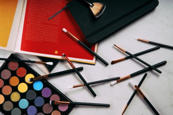 Eye Shadow Palette & Brushes Eye Shadow Palette & Brushes