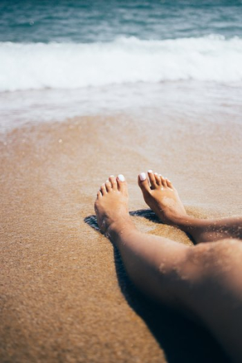Feet Sink Into Sand Feet Sink Into Sand