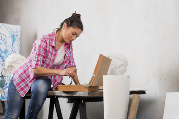 Female artist and sculpture Female artist and sculpture
