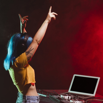 Female dj in club mixing and entertaining crowd Free Photo