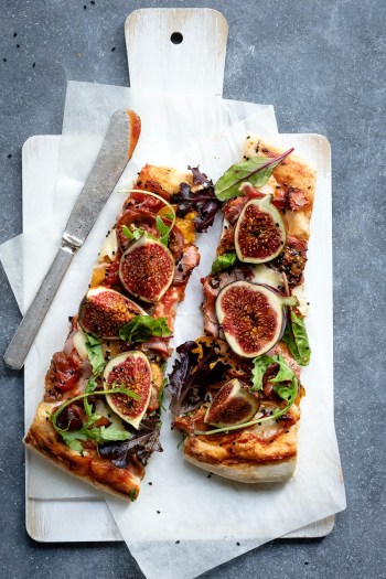 Figs lettuce mozzarella pizza healthy food recipe Figs lettuce mozzarella pizza healthy food recipe