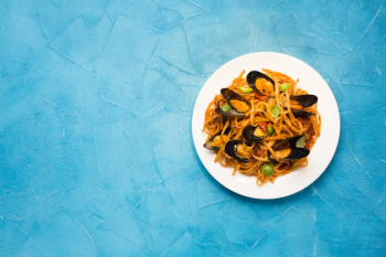 Flat-lay plate of mussel pasta with copyspace Free Photo Flat-lay plate of mussel pasta with copyspace Free Photo