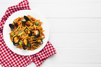 Flat-lay plate of mussels pasta with copyspace Free Photo Flat-lay plate of mussels pasta with copyspace Free Photo
