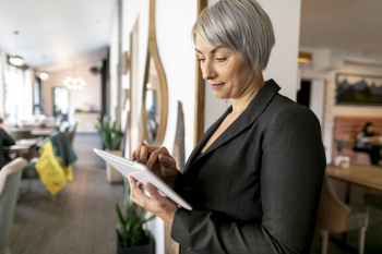 Front view business woman reading from tablet Free Photo