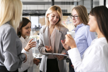 Front view female meeting at work mock-up Free Photo