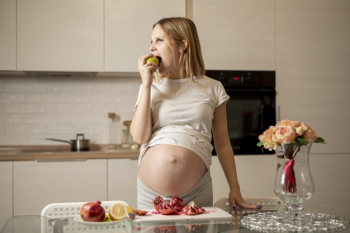 Front view pregnant woman eating an apple Free Photo