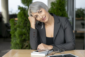 Front view smiley business woman Free Photo