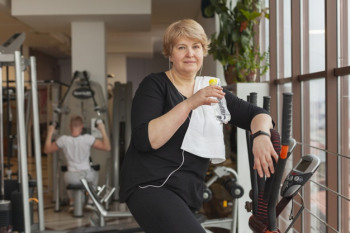 Front view woman training on treadmill Free Photo Front view woman training on treadmill Free Photo