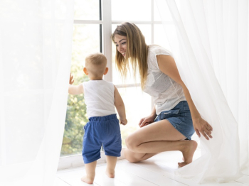 Full shot mother smiling at son Free Photo Full shot mother smiling at son Free Photo