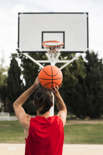 Full shot of boy throwing in the basketball hoop Free Photo Full shot of boy throwing in the basketball hoop Free Photo