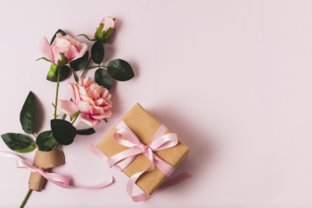 Gift with rose bouquet Free Photo Gift with rose bouquet Free Photo