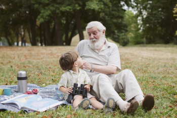 Grandpa teaching grandson about binocular Free Photo Grandpa teaching grandson about binocular Free Photo