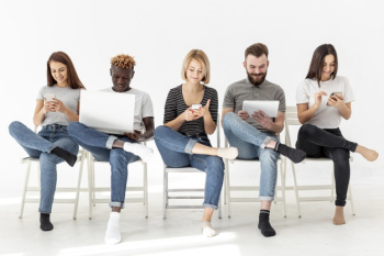 Group of young friends sitting on chairs Free Photo