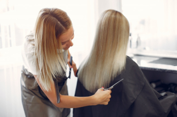 Hairdresser cut hair her client in a hair salon Free Photo Hairdresser cut hair her client in a hair salon Free Photo