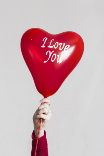Hand holding i love you balloon Free Photo Hand holding i love you balloon Free Photo