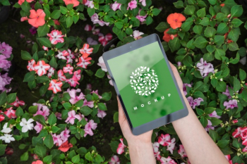 Hands holding tablet mockup with gardening concept Free Psd