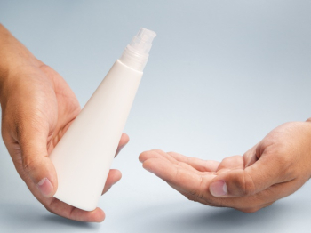 Hands using lotion bottle mock-up Free Photo