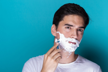 Handsome man shaving his beard Free Photo