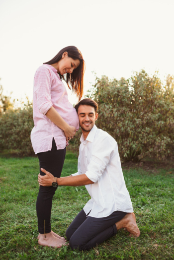 Happy and young pregnant couple Free Photo