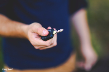 Holding a car key | Free stock photo - 435895 Holding a car key | Free stock photo - 435895