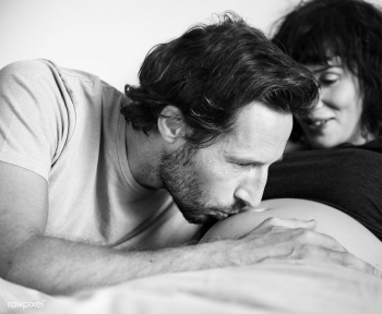 Husband kissing a baby bump | Free stock photo - 381957