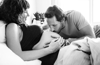 Husband kissing a baby bump | Free stock photo - 382005