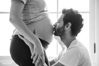 Husband kissing baby bump | Free stock photo - 382039