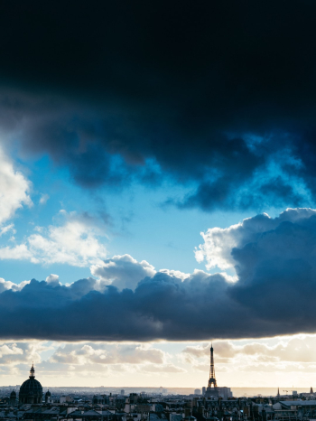 I spotted an ominous cloud from the building I work in. Without thinking twice, I went to the last floor and shot Paris under yellow, blue and dark light.