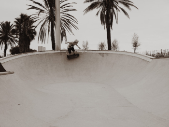 In the early 2000s in Spain, Barcelona has managed to establish itself as a reference for skateboarding worldwide, surpassing legendary cities like San Francisco or New York ...

A pleasant climate all year long, the sea near the city center, cheap life and a more permissive society have pushed many American and European professionals to spend 6 months per year, or even to move there. For a skateboarder, Barcelona finally looks more like a kind of Disneyland, with a number of spots per square kilometer, perfect and natural, completely disproportionate.