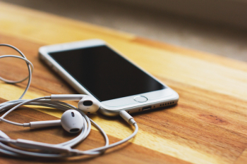 iPhone 6s with headphones 5 iPhone 6s with headphones 5