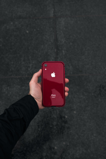 iPhone XR (red) in San Francisco. 
➡️ Please tag me on Instagram @giorgioberidze
🌐 www.georgeberidze.com