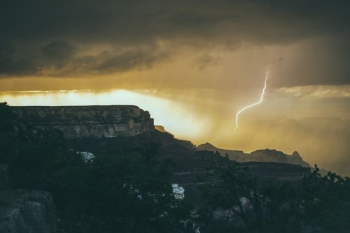 lighting strikes down in sandstorm lighting strikes down in sandstorm