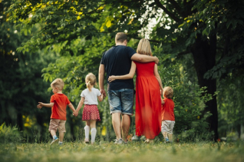 Long shot with family from behind Free Photo