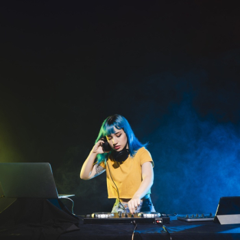 Low angle female dj concentrated at panel Free Photo