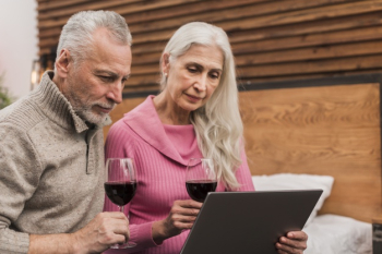 Low angle senior couple drinking wine Free Photo