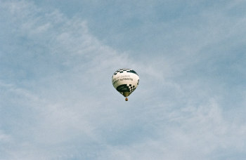 Made with Leica R7 (Year: 1994) and Leica Elmarit-R 2.8 / 90mm (Year: 1985). Analog scan via meinfilmlab.de: Fuji Frontier SP-3000. Film reel: Fuji Superia X-TRA 400